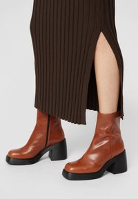 Vagabond BROOKE - Botins de salto alto - cognac