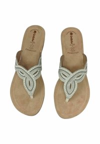 Flip-flop beige con una tracolla decorativa intrecciata che presenta gemme trasparenti, esposti su una soletta marrone chiaro con il nome del brand in rilievo.