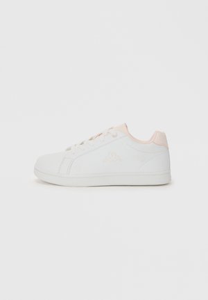 Baskets blanches avec des accents rose pâle, en matériau semblable au cuir, design low-top, bout rond et logo sur le côté.