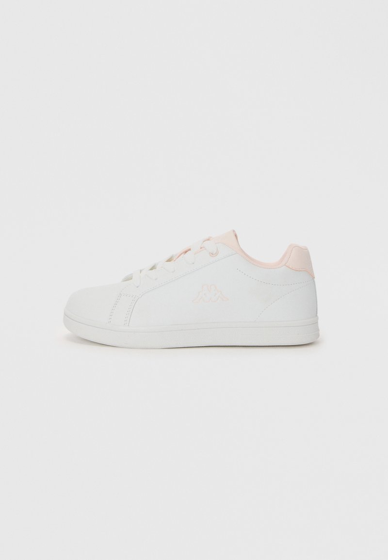 Scarpa da ginnastica bianca con accenti rosa chiaro, materiale simile alla pelle, design low-top, punta rotonda e logo sul lato.