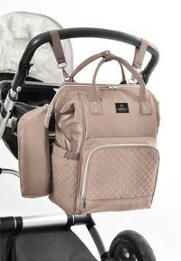 Borsa per pannolini beige attaccata a un passeggino, caratterizzata da un motivo trapuntato, scomparti con zip e doppi manici, realizzata in tessuto resistente.