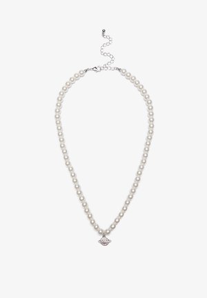 Helmeskael with ümmargused valged pärlid ja hõbedane ripats, mis on kujundatud dekoratiivse kausi kujul, kaunistatud väikeste kristallidega.