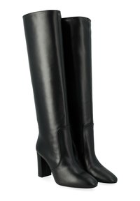 Bottes en cuir noir montantes avec une finition lisse, talon carré, bout pointu et détails de couture minimaux sur le dessus.