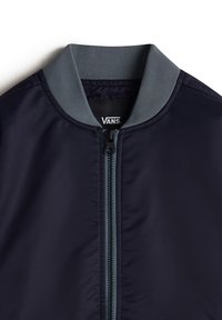 Chaqueta bomber azul marino con cuello acanalado gris, cierre frontal completo y textura suave. Presenta una etiqueta con el logo de Vans en el cuello.