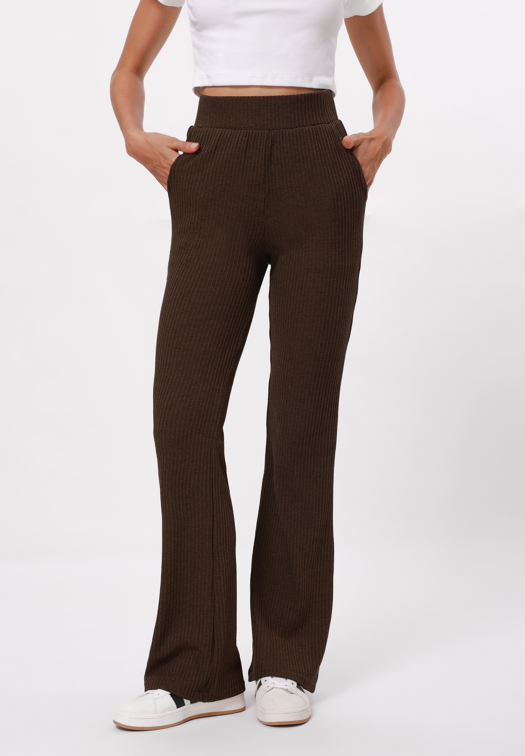 Pantalon évasé avec plis devant - Marron foncé - FEMME | H&M FR