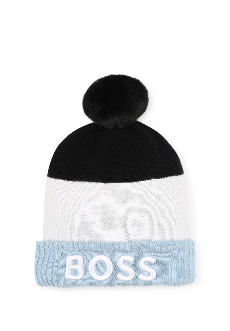 Bonnet en tricot avec un sommet noir, un milieu blanc et un bandeau côtelé bleu clair avec "BOSS" brodé en blanc et un pompon noir sur le dessus.
