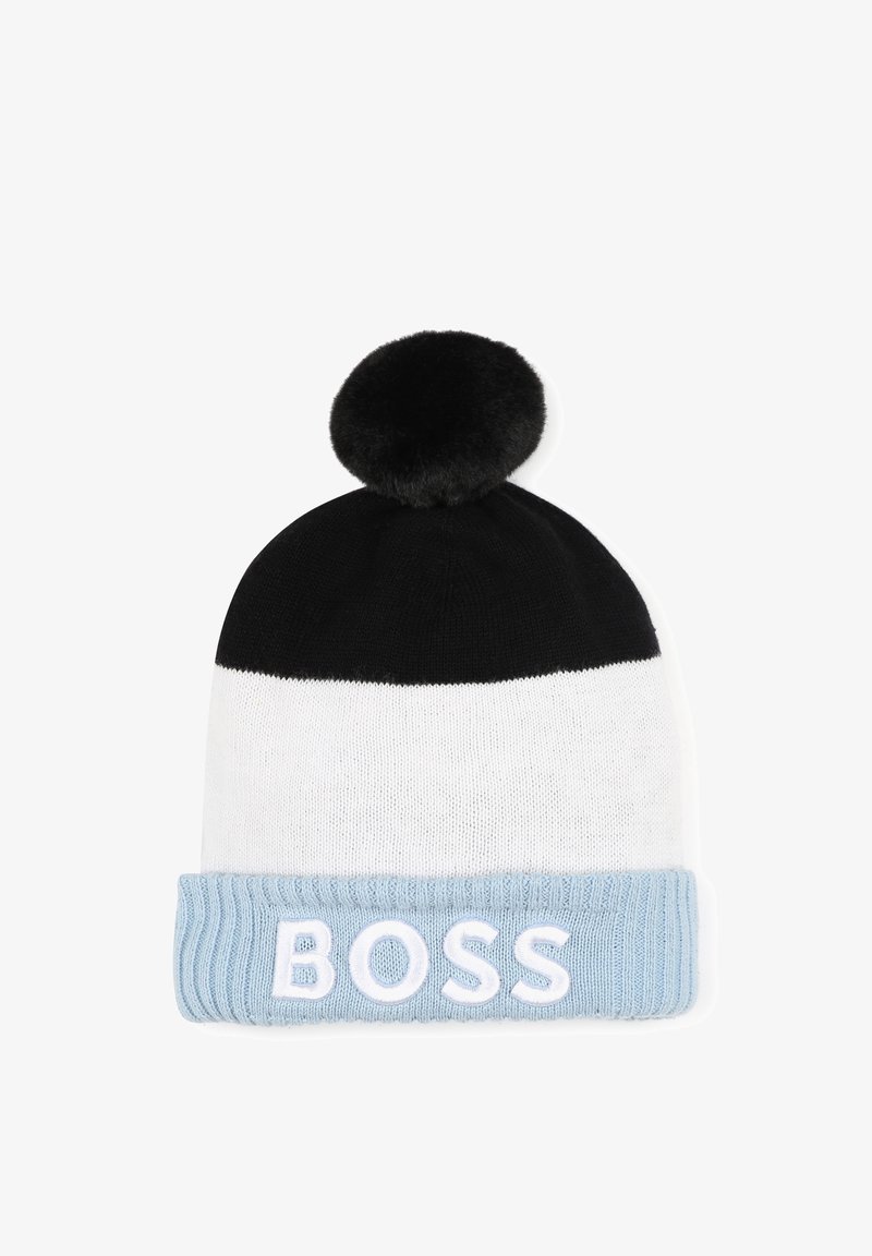 Bonnet en tricot avec un sommet noir, un milieu blanc et un bandeau côtelé bleu clair avec "BOSS" brodé en blanc et un pompon noir sur le dessus.