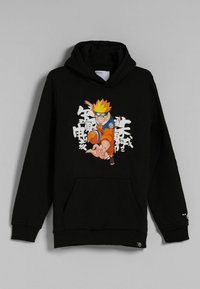 Sudadera negra con un diseño de personaje de anime en naranja y azul en el frente, con texto japonés blanco y un bolsillo frontal. Material de mezcla de algodón.