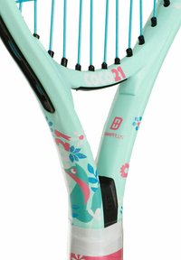 Mintgroene tennisracket met blauwe snaren, bloempatronen in roze en blauw op het frame, met een zwart stabilisatie-inzetstuk nabij het handvat.