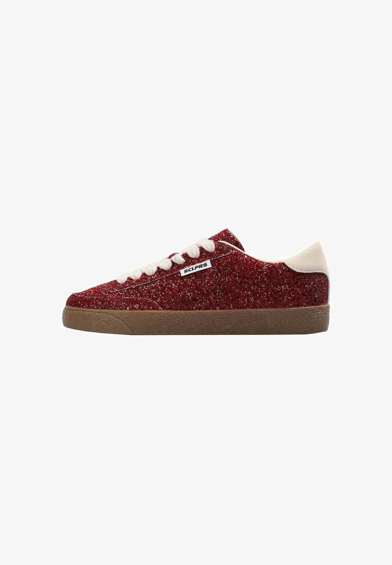 Czerwone, błyszczące sneakersy z białymi sznurówkami i akcentami, z teksturowaną brązową gumową podeszwą. Modny design z niskim profilem.