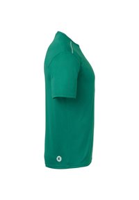 Camiseta deportiva verde de manga corta hecha de tejido suave, con cuello redondo y un pequeño logotipo en el dobladillo inferior en la parte frontal.