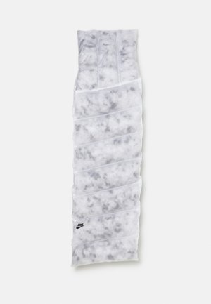 Hvid og grå marmorprintet Nike halstørklæde med diagonale folder og sort Nike swoosh-logo nær bunden på en hvid baggrund.