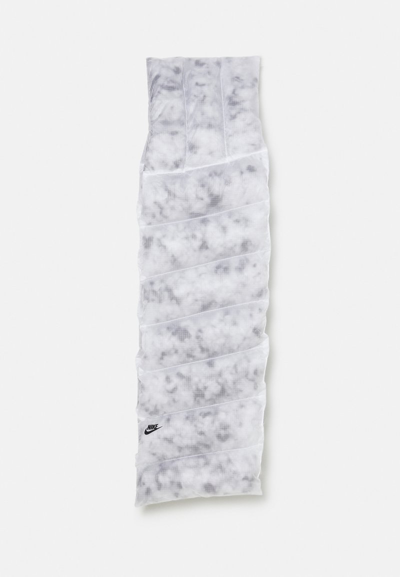Biały i szary szalik Nike o marmurkowym wzorze, z ukośnymi fałdami i czarnym logo Nike w kształcie znaku „swoosh” u dołu, na białym tle.
