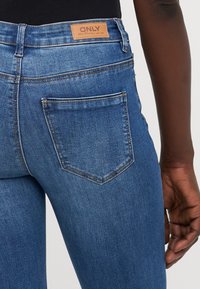 ONLY Tall ONLWAUW MID WAIST - Slim fit jeans - medium blue denim
