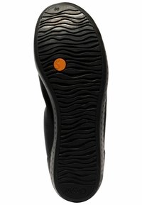 Suela de zapato negra con un patrón de olas, un logotipo circular naranja y detalles perforados a lo largo de los bordes. Tamaño marcado como 36.