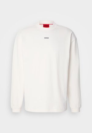 Weißer Langarm-Sweatshirt aus Baumwolle. Hat einen Rundhalsausschnitt, gerippte Bündchen und ein kleines schwarzes "HUGO"-Logo auf der Brust. Rotes Innenetikett.