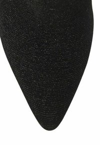 Zwarte puntige schoen van gestructureerd materiaal met een subtiele glans. Beschikt over een slanke vorm en een glad, minimalistisch ontwerp.