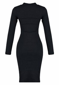 Robe noire moulante à manches longues, longueur genou, avec un col montant et une silhouette ajustée, vue de dos sur fond blanc.