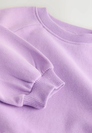 Fialový svetr s texturovaným žebrovaným kulatým výstřihem a nafouklými rukávy. Měkká látka s hladkým povrchem, ideální pro volnočasové nošení.