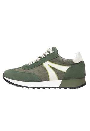 Sneaker verde con una tomaia in tessuto testurizzato, dettagli in pelle scamosciata, strisce bianche, chiusura con lacci e suola in gomma con una leggera elevazione.