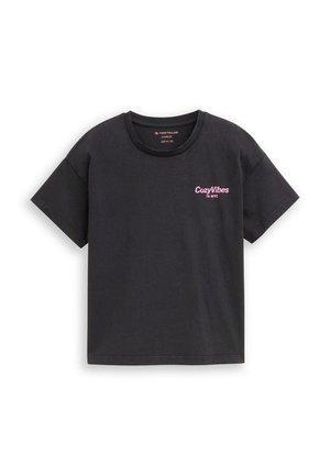 Schwarzes, oversized T-Shirt aus Baumwolle. Hat kurze Ärmel und einen runden Halsausschnitt. Auf der Vorderseite steht in pinkem Text "CozyVibes in NYC".
