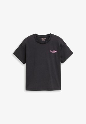 Czarna, luźna koszulka wykonana z bawełny. Posiada krótkie rękawy i okrągły dekolt. Z przodu znajduje się różowy napis "CozyVibes in NYC."