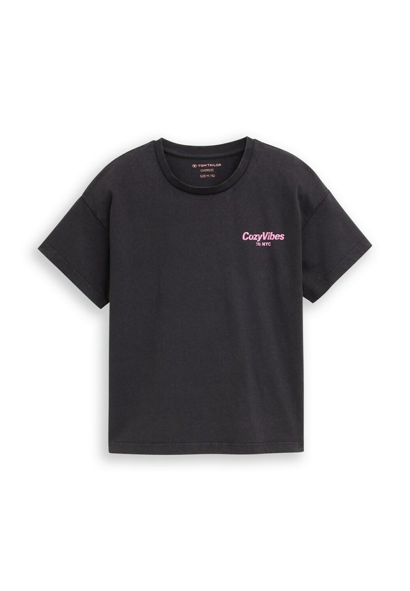 Czarna, luźna koszulka wykonana z bawełny. Posiada krótkie rękawy i okrągły dekolt. Z przodu znajduje się różowy napis "CozyVibes in NYC."