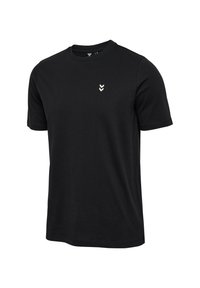 T-shirt noir à manches courtes et col rond avec un petit logo double chevron blanc sur le côté gauche de la poitrine.