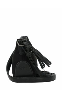 Bolso de ante negro con una correa de cuero, que presenta un detalle de borlas y una base redondeada. Logo grabado en el lateral.