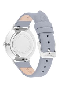 Runde Uhr mit einem Gehäuse aus Edelstahl und einem grauen Lederarmband. Das Armband hat eine glatte Textur und ist mit einer silbernen Metallschnalle gesichert.
