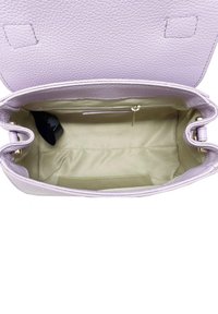 Jasnofioletowa skórzana torebka o teksturowanym wykończeniu. Wnętrze ma beżową podszewkę oraz kieszeń na zamek. Projekt z otwartym topem.