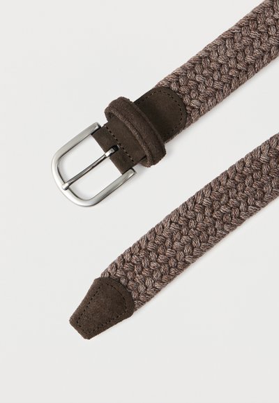 Πλεκτή καφέ ζώνη με υφή, που διαθέτει αγκράφα από ασημένιο μέταλλο και άκρο από σκούρο καφέ σουέντ.