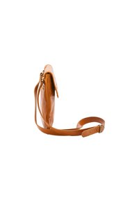 Borsa in pelle color cuoio con design piatto, vista laterale che mostra una lunga tracolla regolabile, texture liscia e chiusura a patta senza hardware visibile.