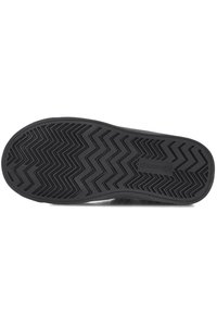 Zwarte schoenzool met een zigzag-loopvlakpatroon, voorzien van een vlak, rubberen ontwerp en een reliëflogo-detail voor grip en duurzaamheid.