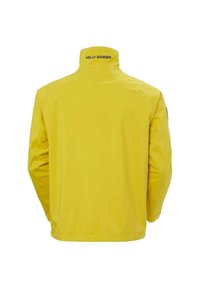 Giacca impermeabile gialla con colletto alto. Presenta una texture liscia, logo sul collo e un design a taglio dritto.