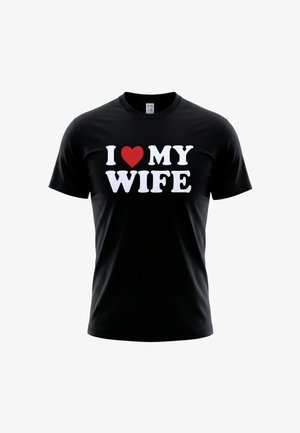 T-shirt noir avec texte blanc "I", un symbole de cœur rouge, "MY WIFE" imprimé sur le devant.
