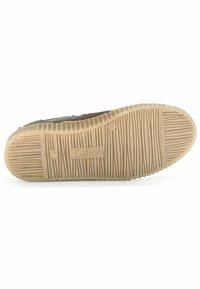 La suola della scarpa presenta un materiale in gomma marrone chiaro con righe orizzontali e verticali, un marchio in rilievo e una finitura testurizzata.