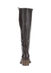 Bottes en cuir marron jusqu'au genou avec un talon bloc, dotées d'une fermeture éclair sur le côté et d'une boucle accentuée en haut. Texture lisse avec des détails cousus.