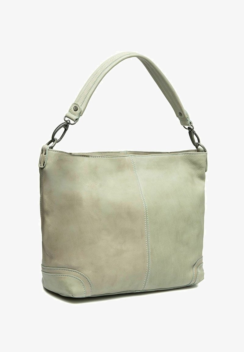 Sac à épaule en cuir gris clair avec une texture lisse, une forme courbée, une bandoulière attachée avec des éléments métalliques, et des détails de couture accentués.