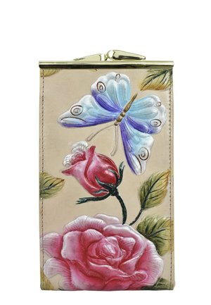 Beugeltas met een beschilderd ontwerp van een grote roze roos, een rozenknop, groene bladeren en een blauwe en paarse vlinder op een beige achtergrond.