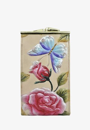 Beugeltas met een beschilderd ontwerp van een grote roze roos, een rozenknop, groene bladeren en een blauwe en paarse vlinder op een beige achtergrond.