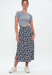 Herita PRINTED LONG SLIT - A-snit nederdel - navy blue