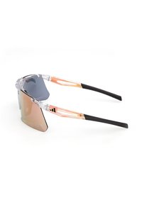 Okulary sportowe z przezroczystą oprawką, różowymi i czarnymi akcentami, szarymi przyciemnianymi soczewkami oraz zaokrąglonym, kanciastym designem zaprojektowanym do wysokich osiągów.