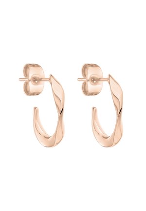 Pár malých, zatočených náušnic z růžového zlata ve tvaru kruhu s podpěrami a motýlkovými zapínáními, zobrazených na bílém pozadí.