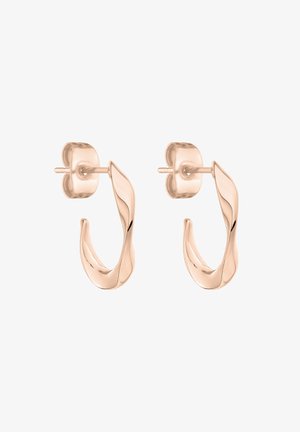 Paire de petites boucles d'oreilles créoles torsadées en or rose avec tiges et fermoirs papillon, présentées sur fond blanc.