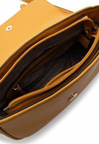 Bolso de mano de cuero marrón claro con superficie texturizada, que presenta un cierre de solapa y herrajes dorados. El interior cuenta con múltiples compartimentos, incluyendo un bolsillo con cremallera.
