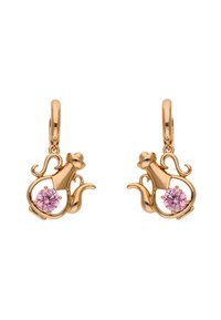 Orecchini tono oro con un design giocoso a forma di teiera e un accento di gemma rosa. Superficie liscia con curve eleganti e fluide.