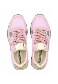 Sneaker in rete rosa con accenti grigi, lacci scintillanti, interni beige a contrasto e un logo laterale in giallo chiaro.