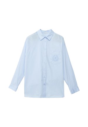 Camicia a maniche lunghe azzurro chiaro con colletto classico, chiusura frontale con bottoni e taschino a sinistra con dettagli ricamati.