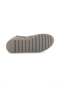 Grijze suède laars met een gestructureerd oppervlak, voorzien van een rubberen zool met horizontale groeven en een zijritsdetail. Merk zichtbaar op de zool.